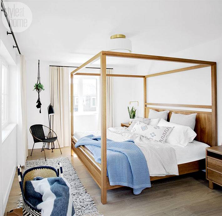 деревянный каркас кровати с балдахином в белой спальне