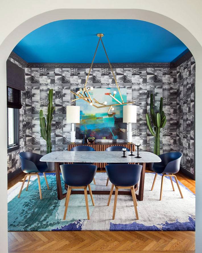синий потолок в комнате для столовой зоны фото