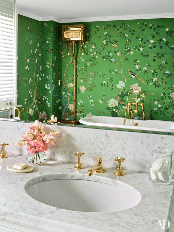 зеленые обои с цветами и птицами в ванной комнате