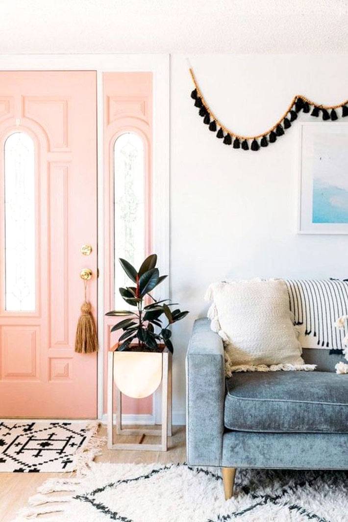 бледно-розовая входная дверь со стеклом в доме