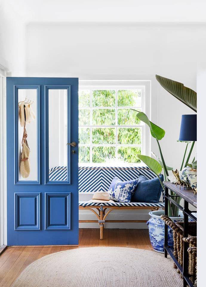 синяя межкомнатная дверь в прихожей дома
