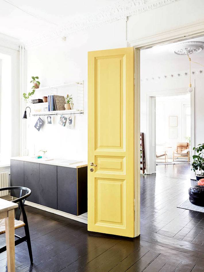 креативная идея - желтая дверь на белой кухне фото