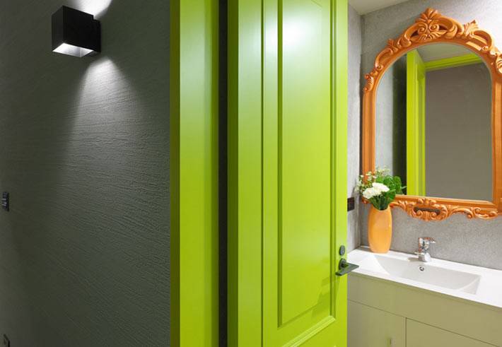 современные дизайн с цветными дверями в квартире