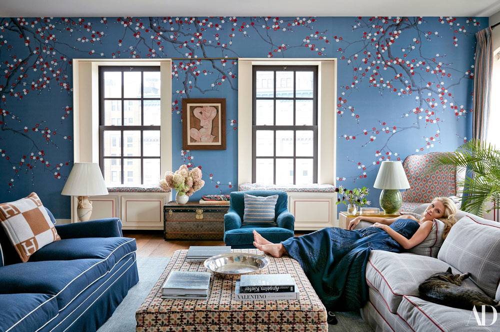 синий цвет на стенах и мебели гостиной комнаты Ники Хилтон