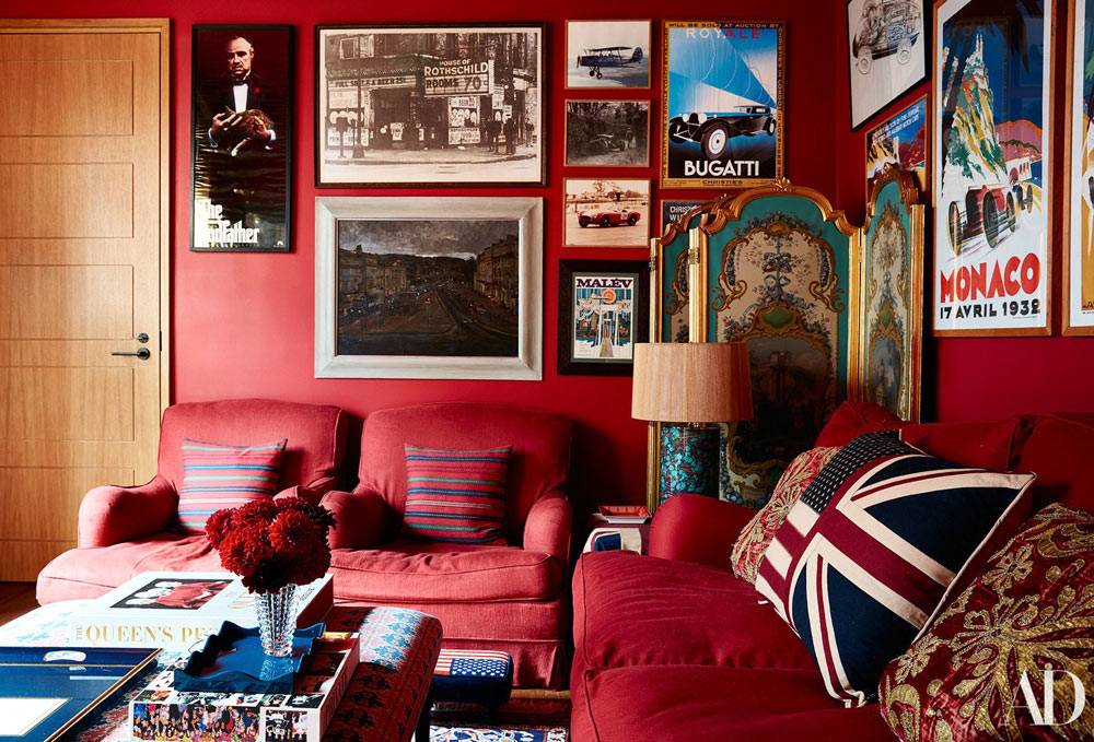 фотографии на красной стене с красным диваном фото
