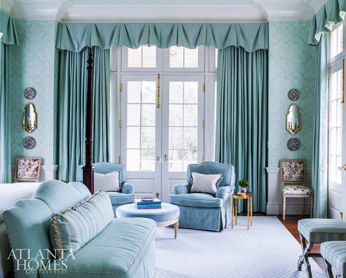 королевский дизайн спальни в нежно-голубом цвете