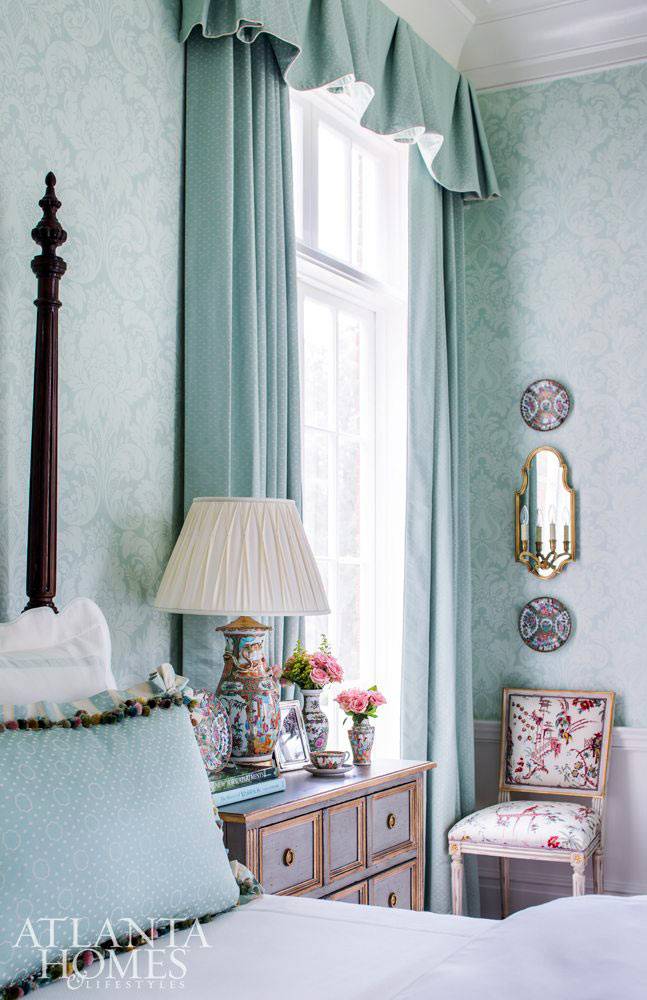 винтажный комод для спальни и стул с цветочным принтом фото