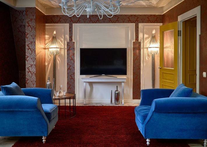 большие синие кресла в бордовом интерьере гостиной фото