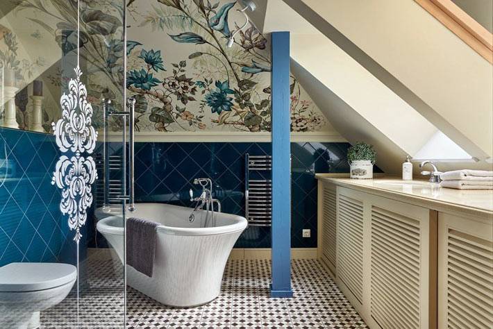 красивый интерьер мансардной ванной комнаты с синей плиткой