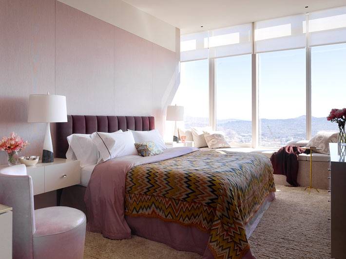 бледный розовый оттенок на стенах спальни с малиновой кроватью