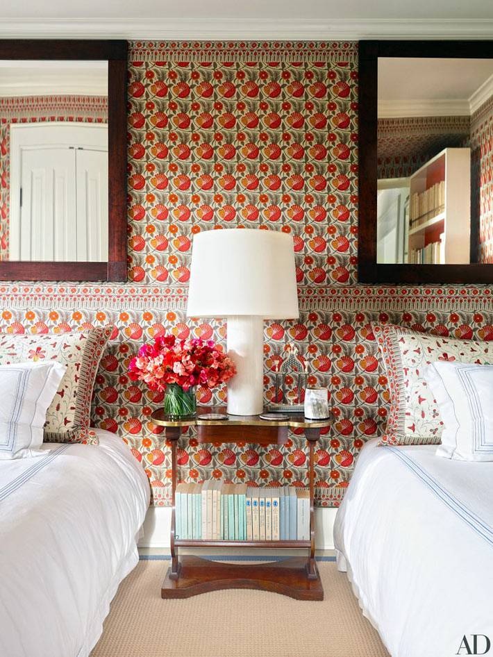 красные пестрые обои в интерьере гостевой комнаты с раздельными кроватями