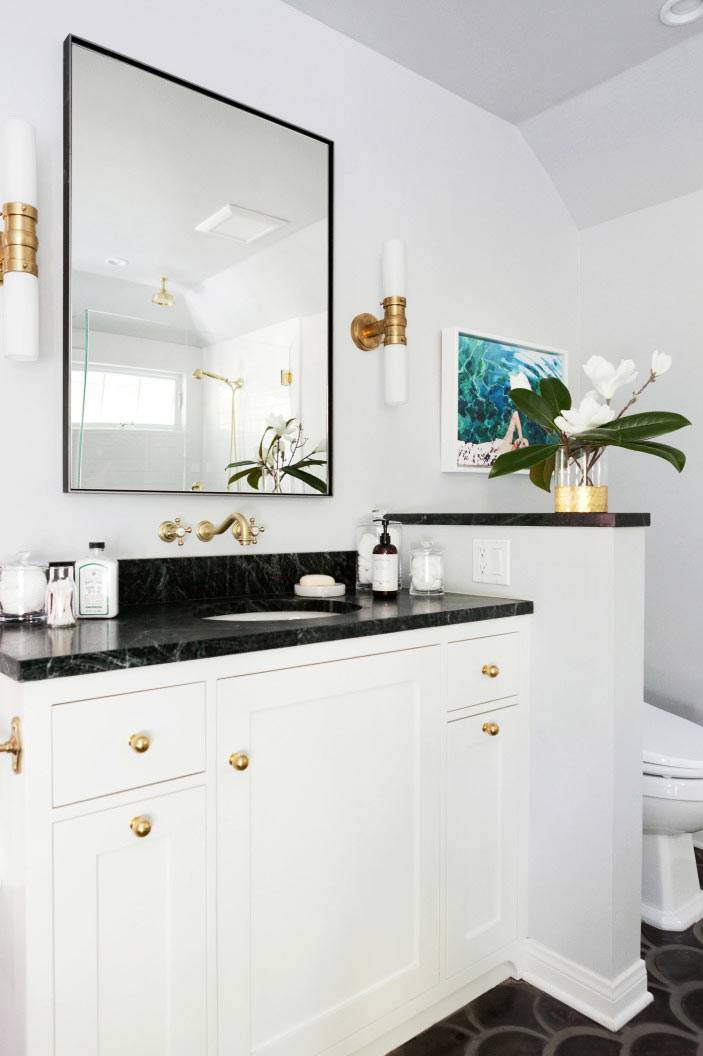 черный, белый и золотой - основные цвета в дизайне ванной комнаты