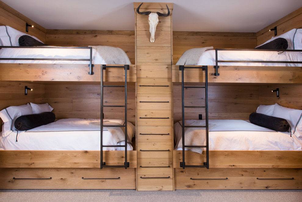 гостевая спальня с двухярусными кроватями в деревянном доме