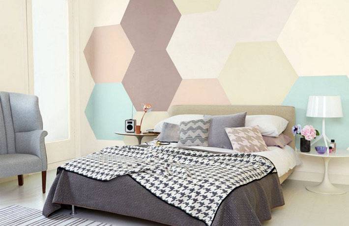 пастельный рисунок в виде разноцветных сот на стене спальни