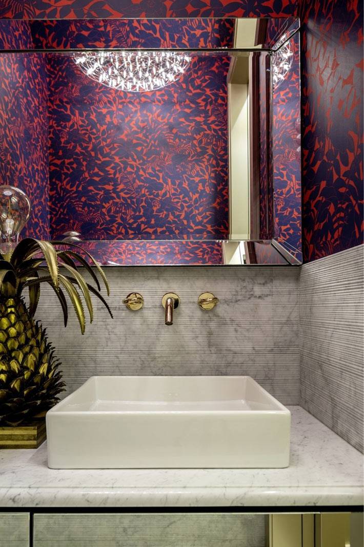 фиолетовые обои украшают стену гостивого туалета