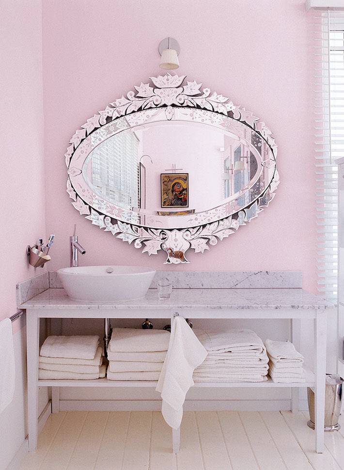 овальное зеркало с резной рамой для ванной комнаты