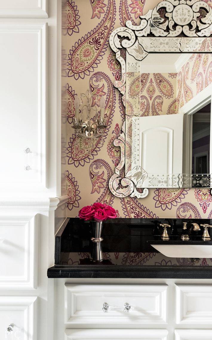 зеркало с резной рамой украсит дизайн ванной комнаты