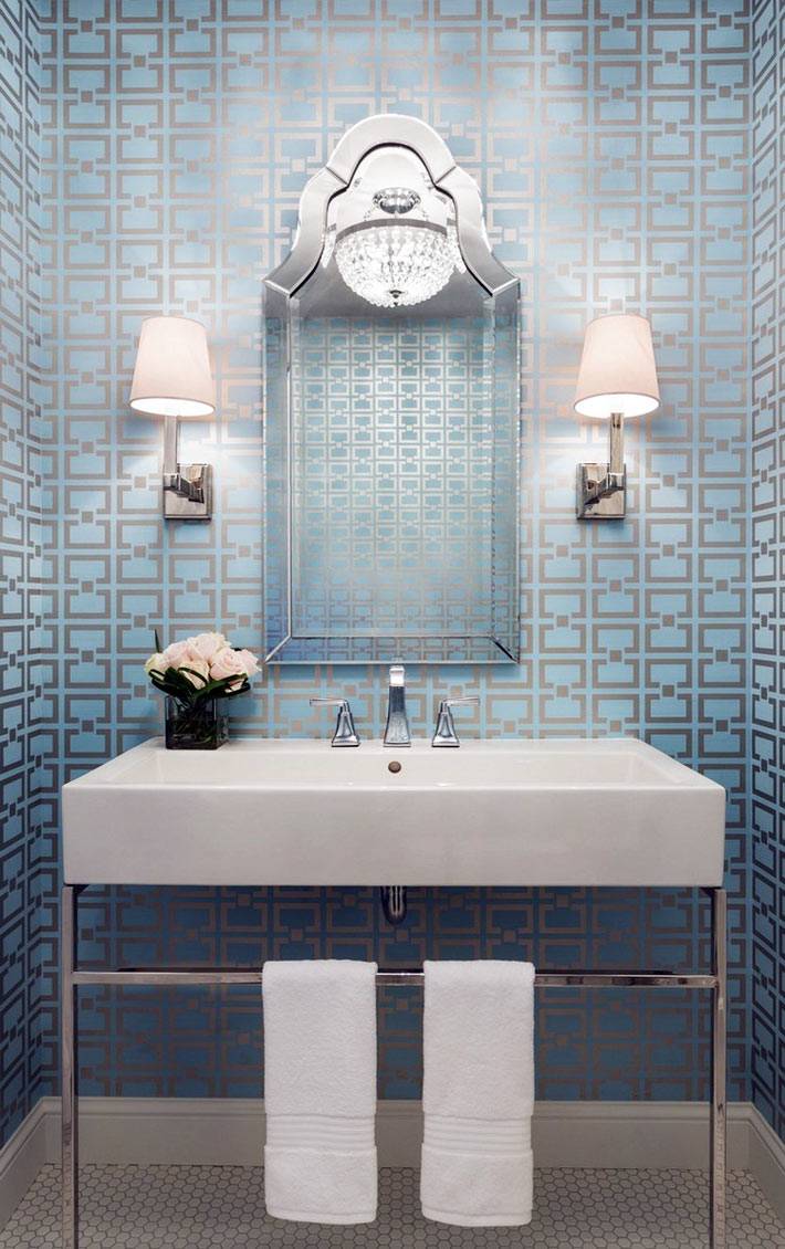 строгие линии в дизайне ванной, широкий умывальник и красивое зеркало