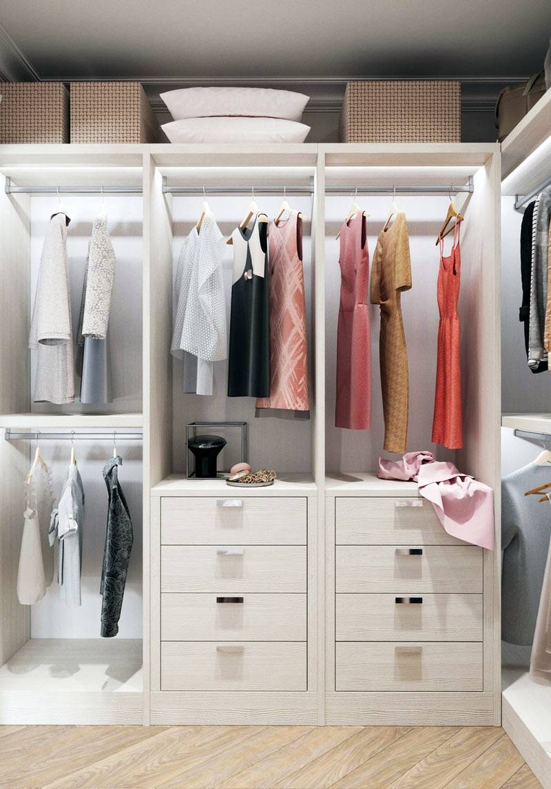 маленькая гардеробная комната с белыми шкафами и полками