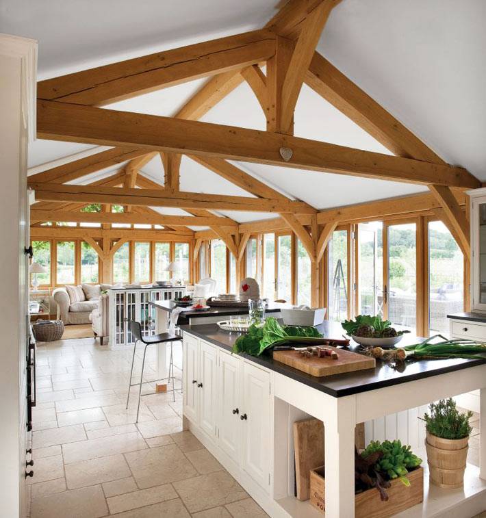 деревянные балки в интерьере кухни частного дома