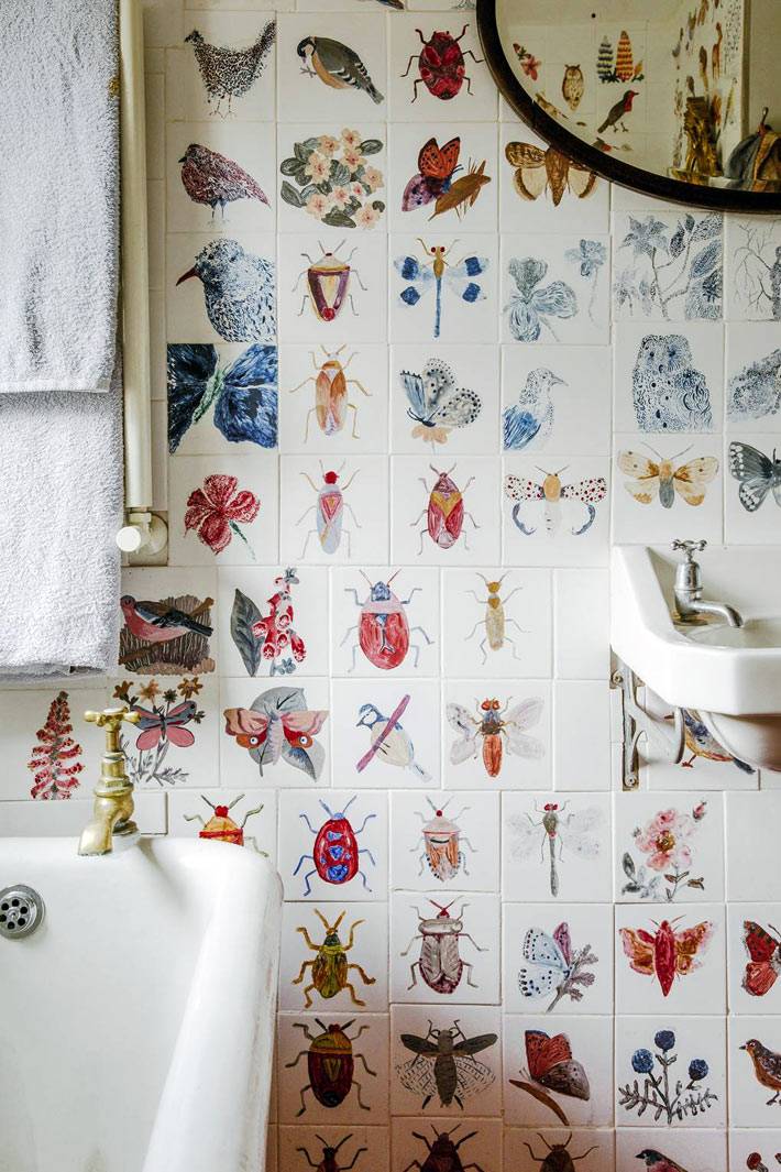 плитка для ванной с изображением жуков, птиц, цветов и листьев