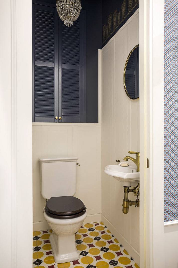 маленький и стильный туалет с сантехникой в ретро стиле