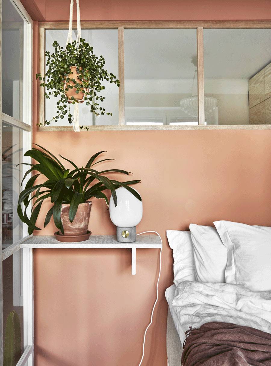 окно между кухней и спальней, розовый цвет стен фото