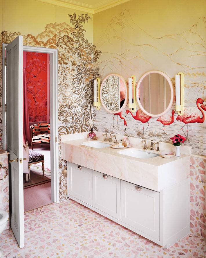 желтые обои с розовыми фламинго на стенах ванной комнаты