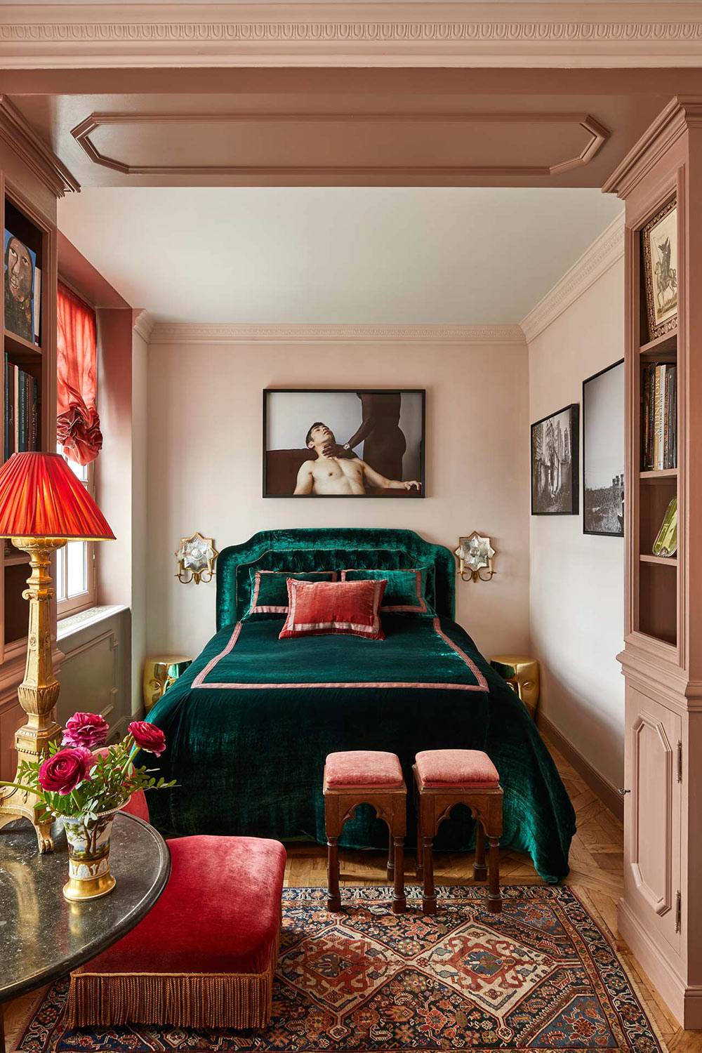 зеленая бархатная кровать  в спальне, эпатажная картина на стене