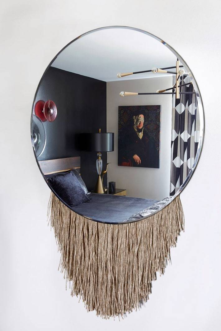 модное круглое зеркало с висящей бахромой фото