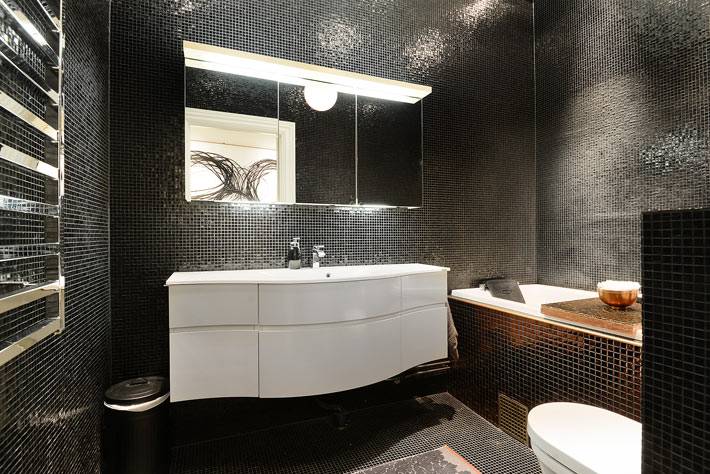 мелкая черная мозаика для облицовки стен в ванной комнате