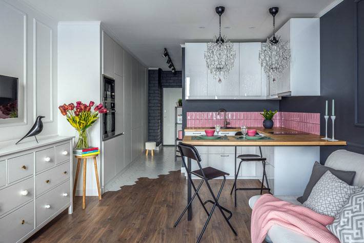 Романтичный дизайн квартиры в сером цвете для девушки-стилиста