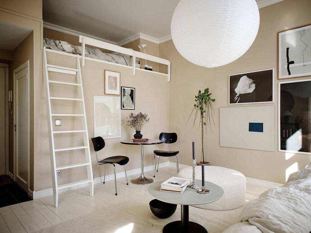 Апартаменты-студио песочного цвета с кроватью на антресоли