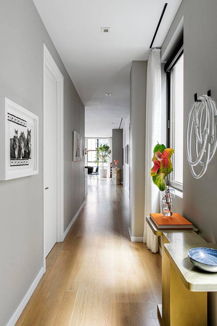 Оптимистичный интерьер квартиры в Трибеке с предметами искусства