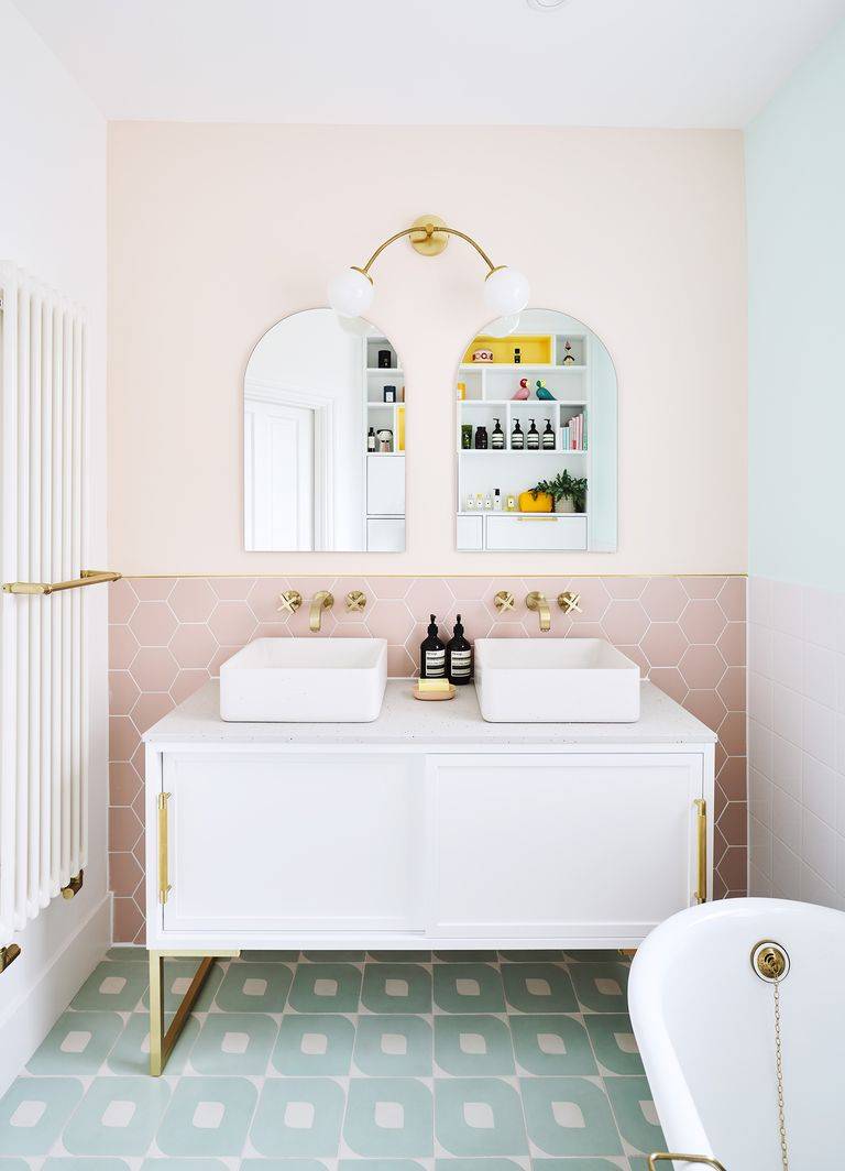 Компактная пастельная ванная комната в стиле 50-х