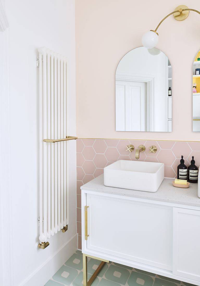 Компактная пастельная ванная комната в стиле 50-х