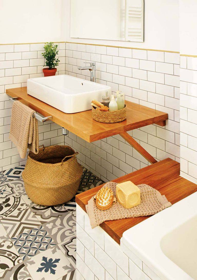 Уютная атмосфера в белом интерьере ванной с деревянной отделкой