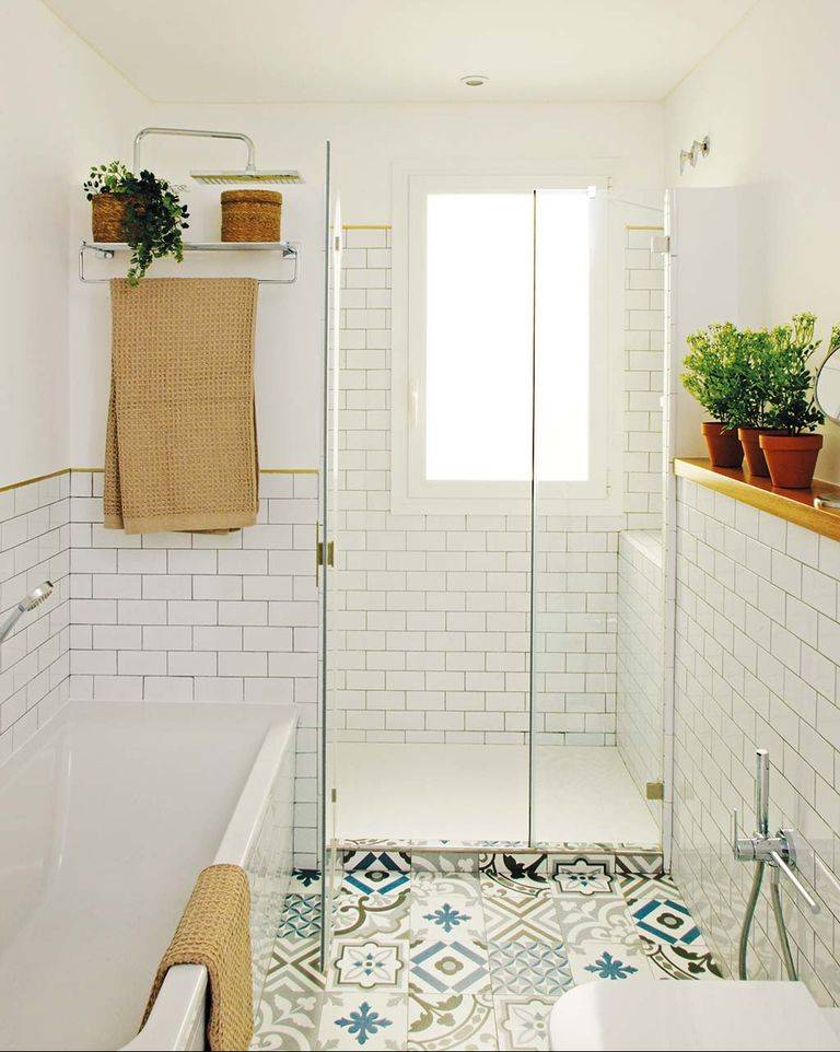 Уютная атмосфера в белом интерьере ванной с деревянной отделкой