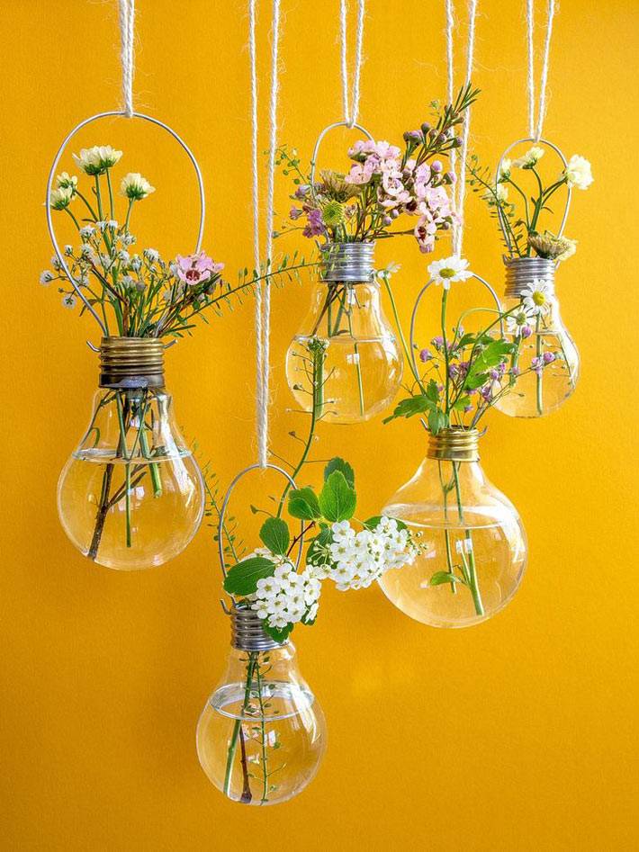 Love it! Идея декора - воздушные вазы из лампочек