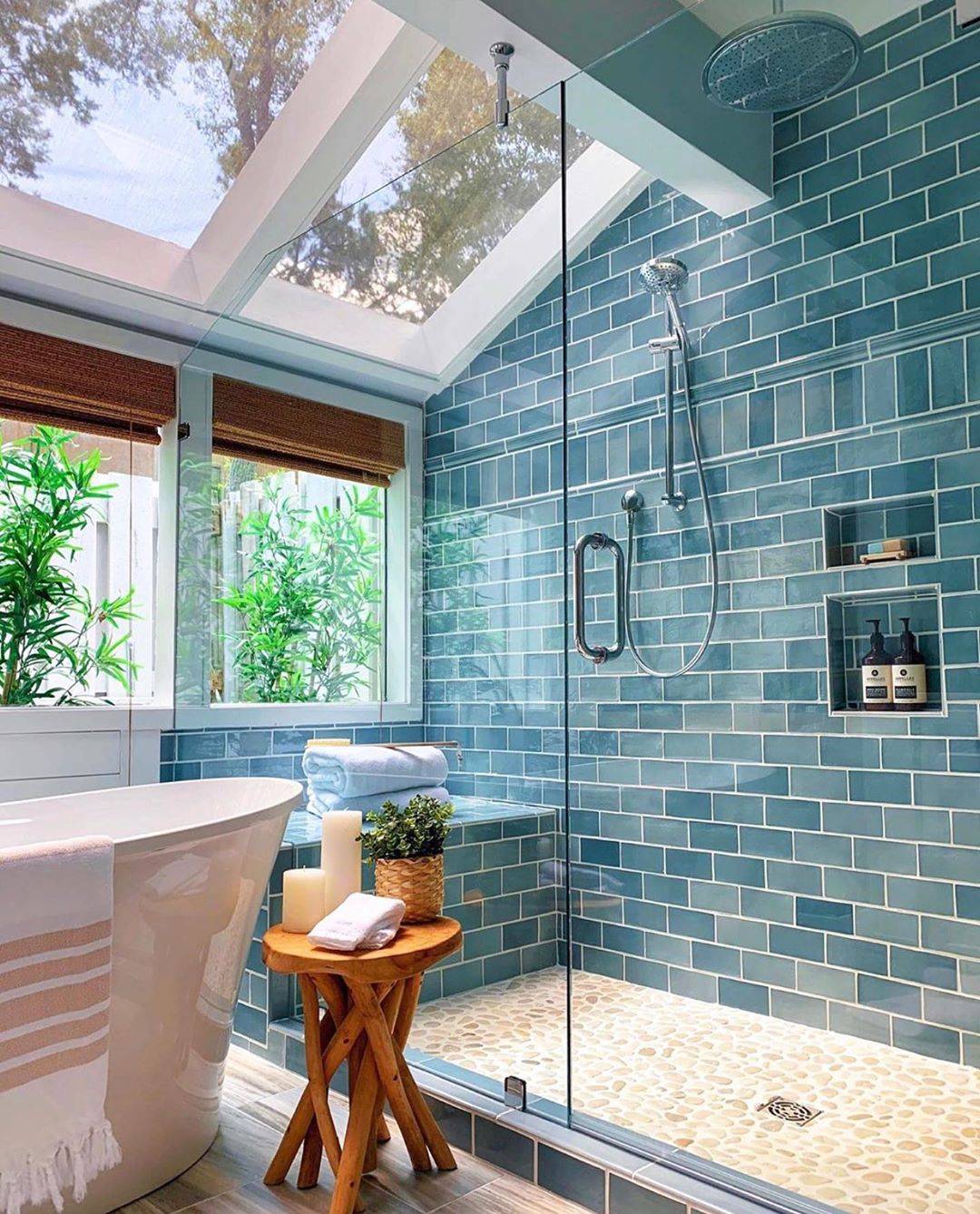 Love it! Бирюзовая ванная комната с мансардными окнами