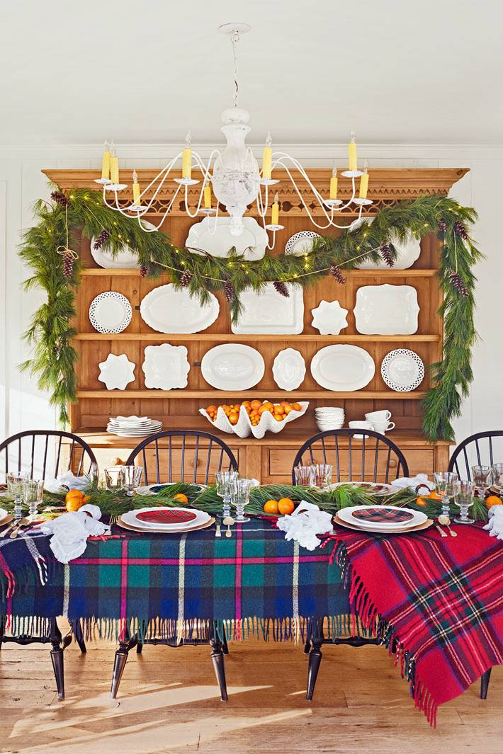 Свежая зелень и шотландская клетка в новогоднем декоре дома в Коннектикуте