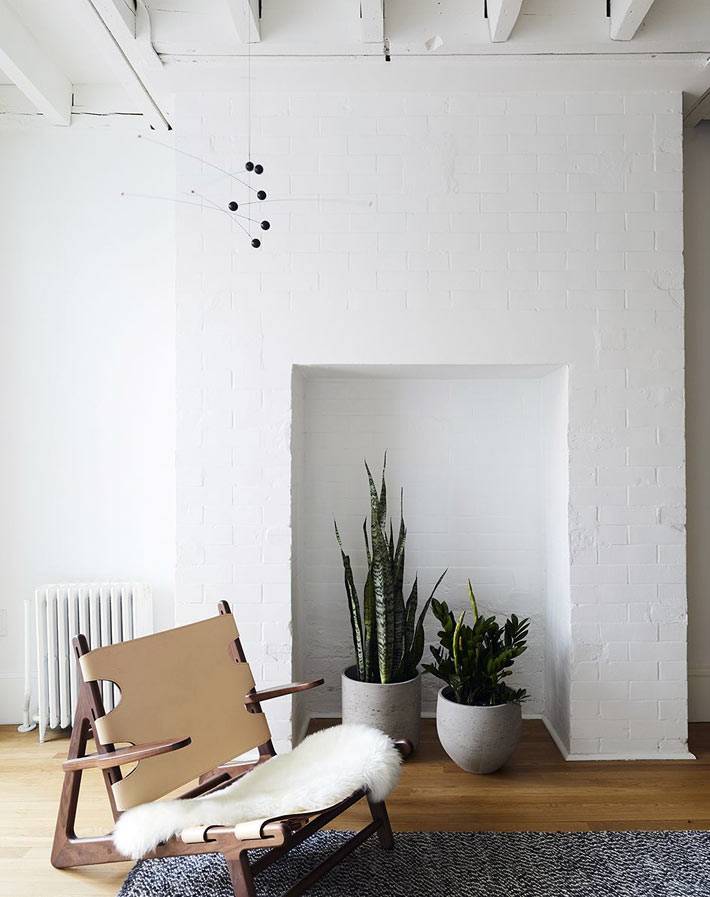 15 идей как украсить белую стену в интерьере дома