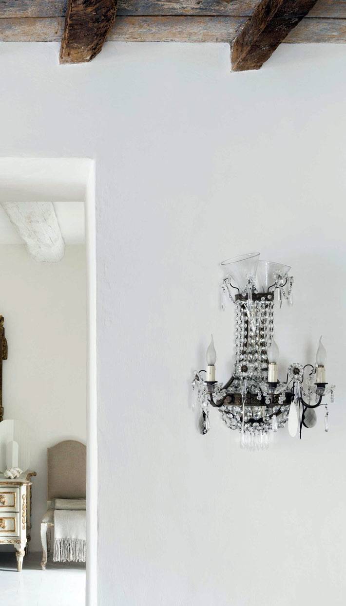 15 идей как украсить белую стену в интерьере дома