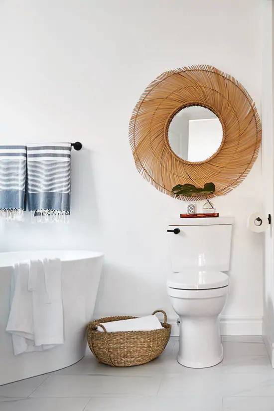 Ванная комната c классическими и модными элементами дизайна