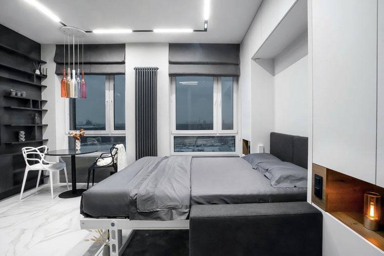 Малогабаритная квартира-студия в черном цвете с подъёмной кроватью