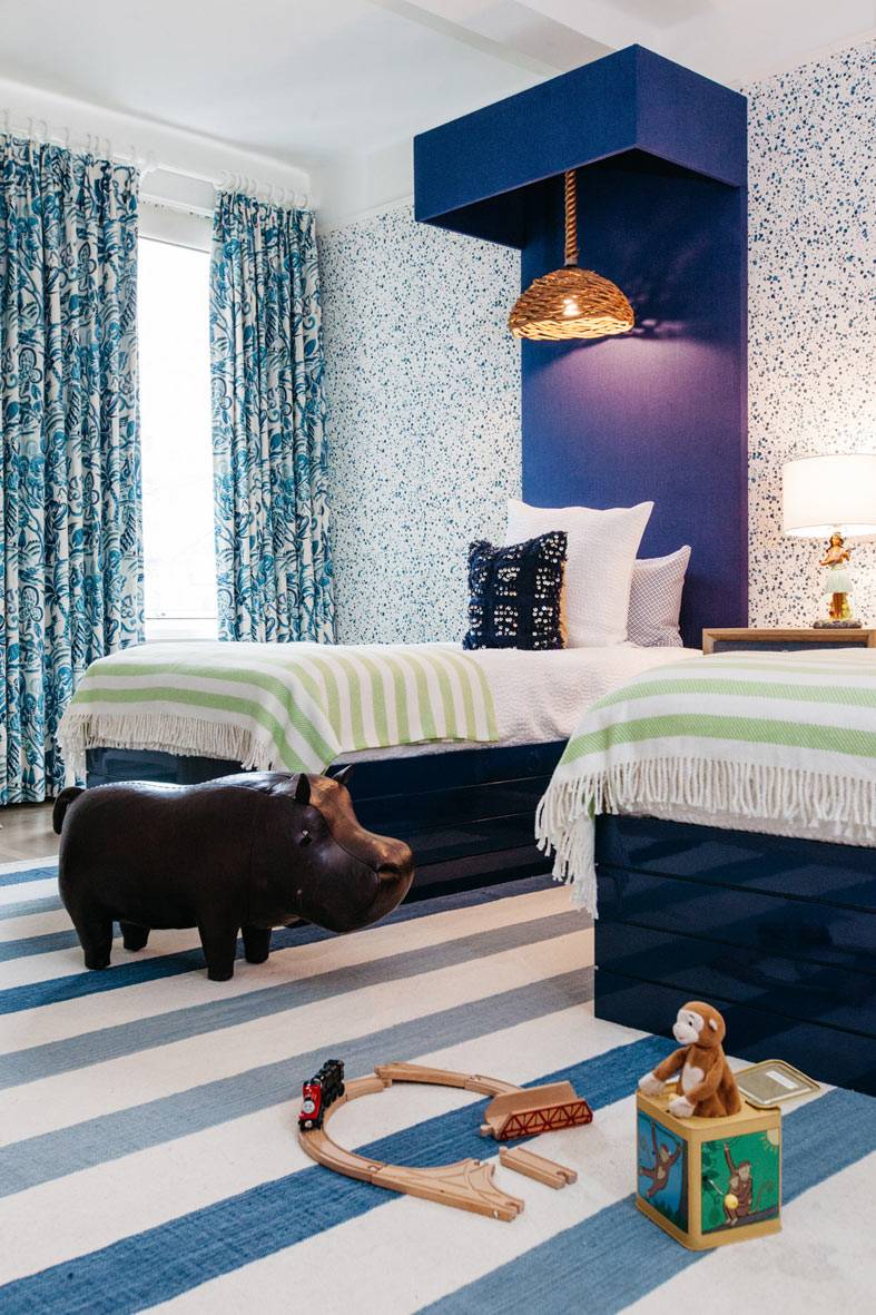 полосатый ковер и синие кровати в детской комнате