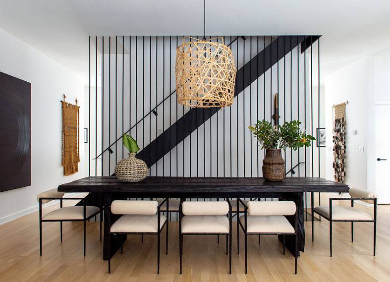 Стильный контрастный дизайн интерьера дома в Чикаго