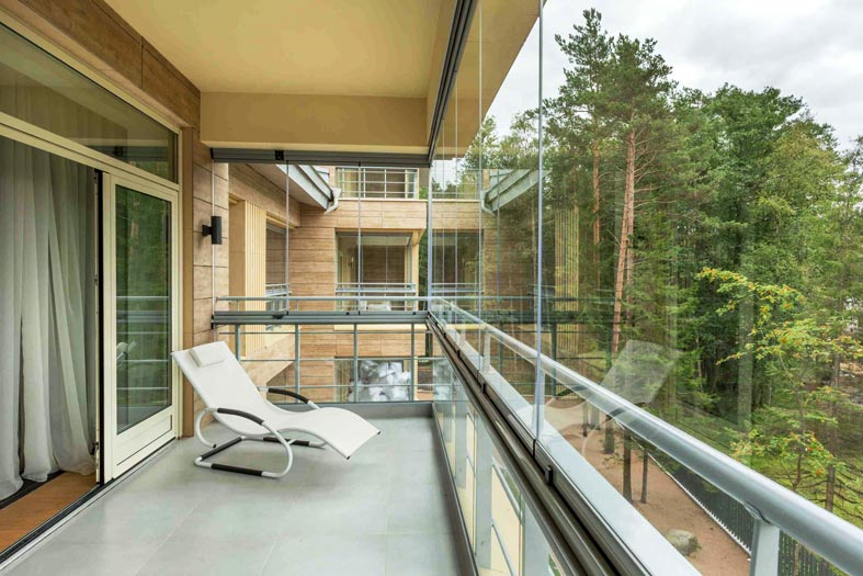 удобное кресло-шезлонг для отдыха на балконе фото