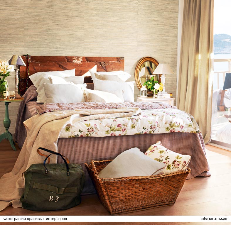 испанский интерьер спальни: уютные текстиль и плетеная корзина