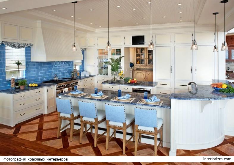 белая кухня с голубой плиткой на фартуке